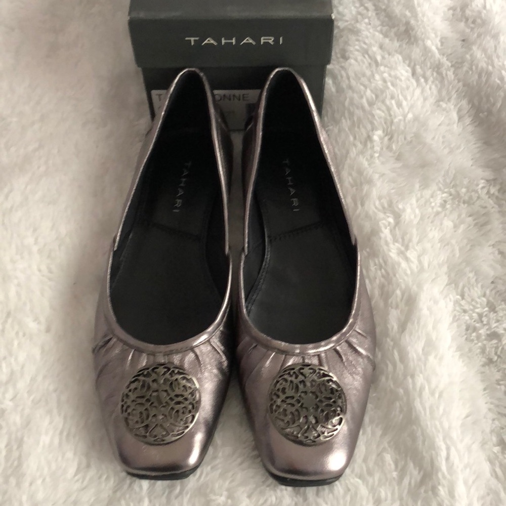NIB Tahari flats
